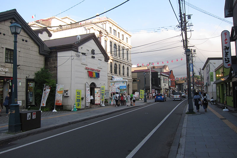 　其實堺町通り商店街可能才是許多人來小樽的重點，沿路有得逛、有得買、還有得吃。有些商店還可以試吃，提供椅桌休息，人多但不至於人山人海，不錯的商業街。