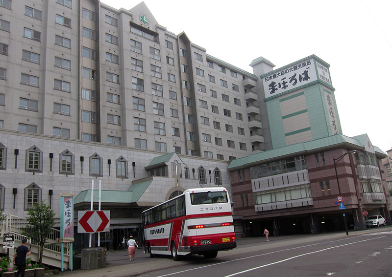 　酒店最上方的「日本最大級の大露天風呂」廣告，真令人期待。