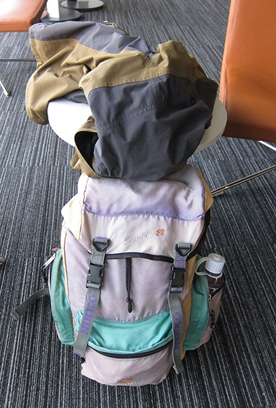 　除了是自己的第一個背包外，小小的22L，容量可能有其它40L背包的容量，特別喜歡她上下左右都有突出的袋子。<br /><br />　最經典該是初春去日本，除了放一些衣物，還可以放下一個小相機袋。一個22L的背包就可以去日本攝櫻之旅了。