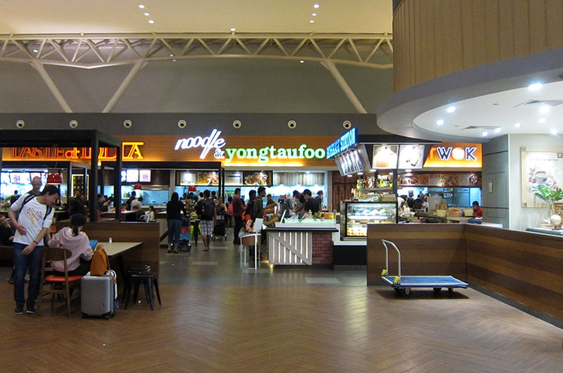 　港澳到峇里較少直航機選擇，有也比較貴，時間也不算好。<br /><br />　在吉隆坡機場轉機，機場都有不少平靚正的餐廳選擇，有些後悔買了飛機餐。不過機場的免費WIFI相當給力，很快就忘掉了肚子的抗議。