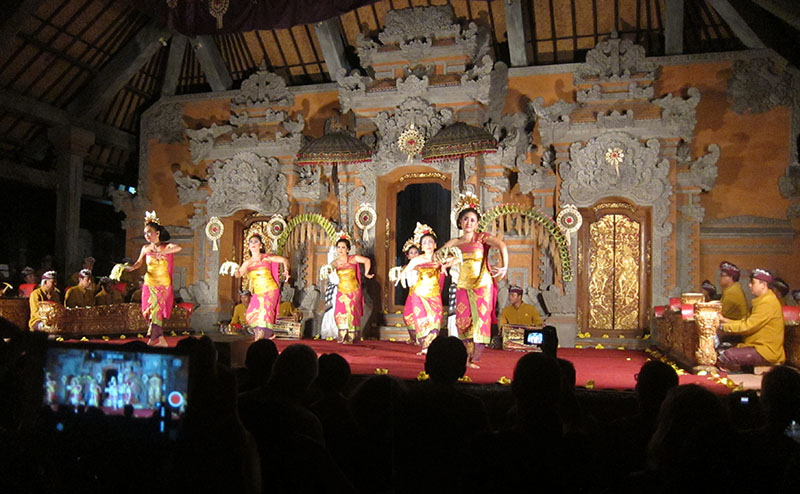 　烏布皇宮的舞蹈，只知舞蹈叫Legong Dance，和泰國柬甫寨的舞蹈差不多，都以手指表達為主，開始時都覺得很有異地特色，但不太清楚他們要表演表達什麼，1.5小時的舞蹈，其實都有些悶，但100000Rp的門票都算合理，當是感受當地的另一種文化吧。