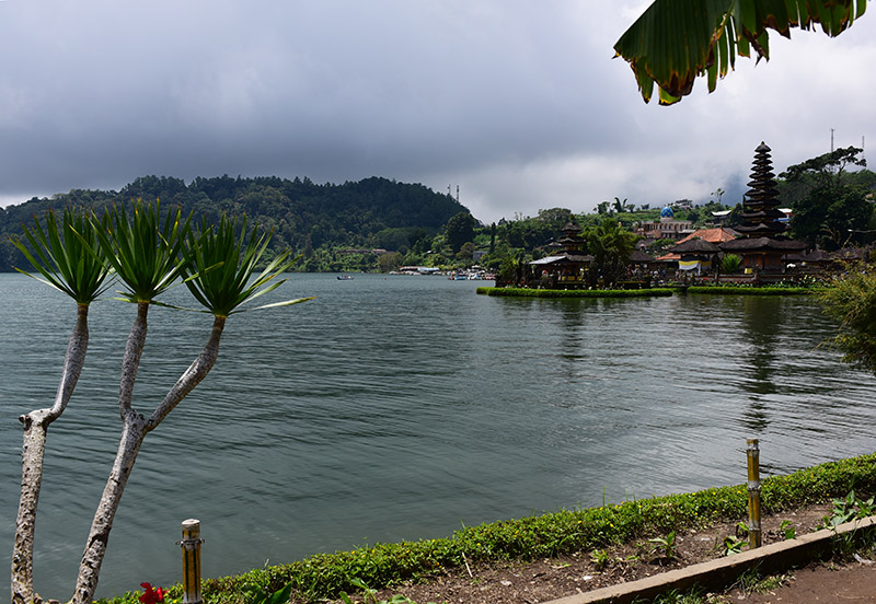 　神廟旁的湖泊就是布拉坦湖 Beratan，這座湖泊對當地及峇里島南部地區而言，是重要的灌溉來源，這就不難理解在湖邊有個水神廟了。