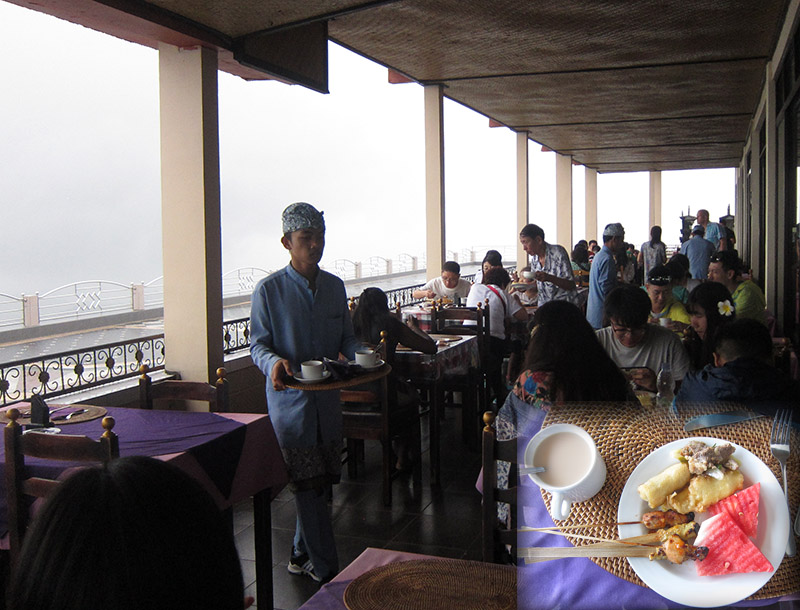 　比火山更震撼的是東面的烏雲，上山十分鐘後，巨大的巴圖爾火山已被烏雲吞噬，跟著就是滂沱大雨。我們算是幸運吧，再遲十分鐘來的遊客，到此只是來吃午餐的了。<br /><br />　司機帶我們進一餐廳避雨，十二點還沒到，早餐又吃得飽，未有餓意，但來到人家地方白坐也不多好意思，餐廳的自助午餐每位100000Rp未計稅，司機埋單可免稅，價錢算很公道甚至是便宜，食物亦非傳說中那麼不滯。