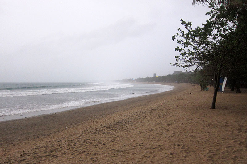　剛到Kuta時還沒雨，安頓不久便下起大雨，明天不知什麼情況，冒雨去見識一下Kuta海灘。