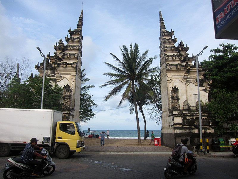 　Kuta Beach Main Gate，連沙灘都有善惡門。