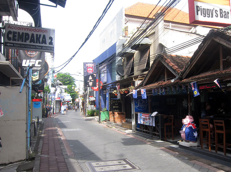 　Jalan Popies II，小巷一條，但看來是西方遊客的所愛，內面有好幾間TripAdvisor排名前列的餐飲，不過也多是漢堡包咖啡店。