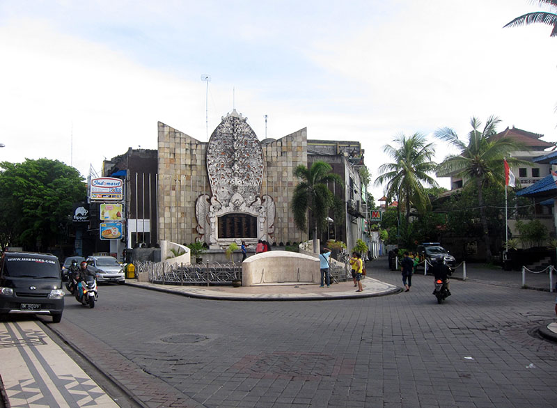 　Jalan Popies II小巷一轉出來就見到在2002年恐襲爆炸發生的夜店原址建立的罹難者紀念碑(Bali Bomb Memorial)。