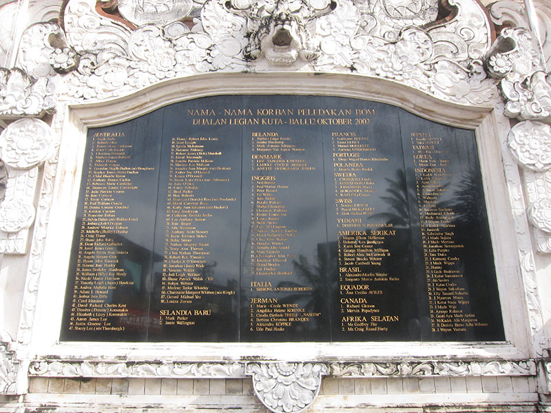 　碑上刻有202名罹難者的名字及國藉，罹難者大多是西方遊客，難怪這區被叫做洋人街。