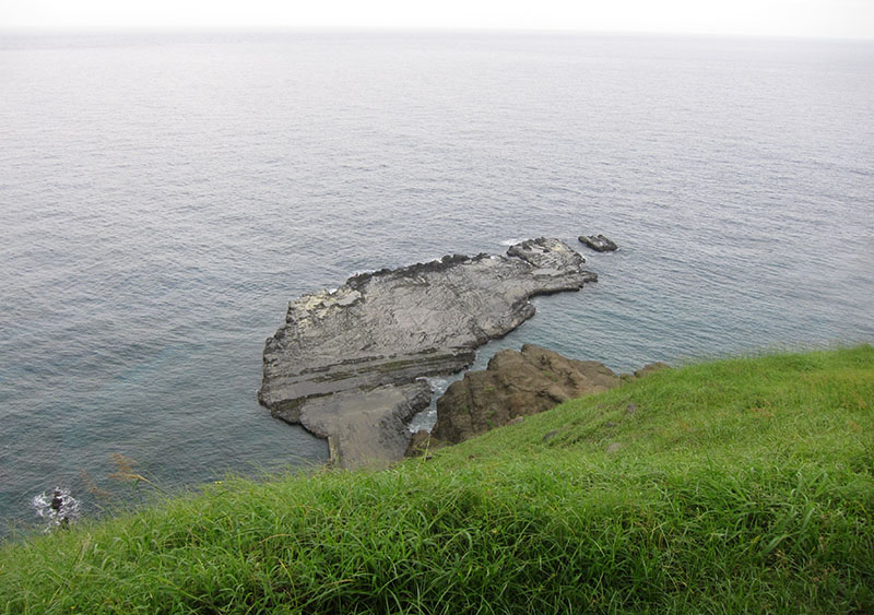 　跟著便是「小臺灣」，「小臺灣」為一座天然海蝕平台，因退潮時海蝕平台貌似臺灣島輪廓而得名。這裡該也是七美的必到景點。