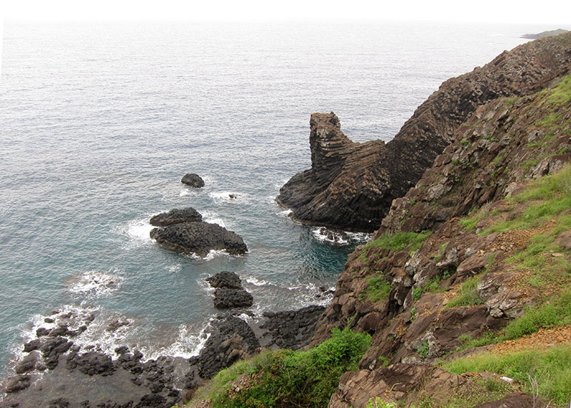 　「大獅」，由一條條柱狀玄武岩組成，凸出海崖的岩塊，因為外型酷似獅子的造型，像極了獅子蹲伏在海崖，所以稱為「大獅」。