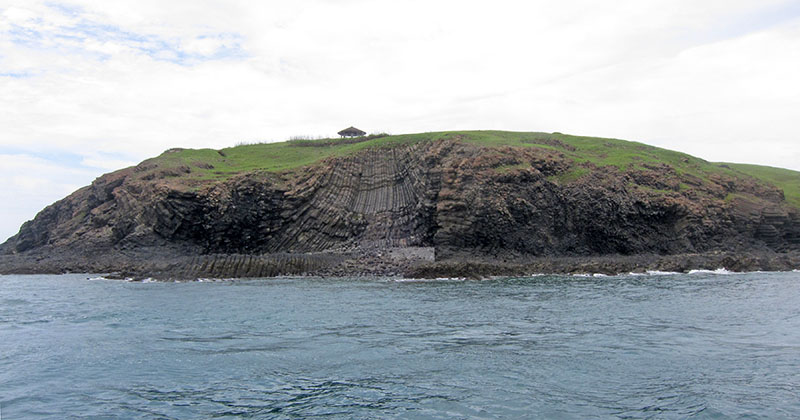　小休後是東海巡航。<br /><br />　員貝嶼，其中柱狀玄武岩非常發達，變化多端。