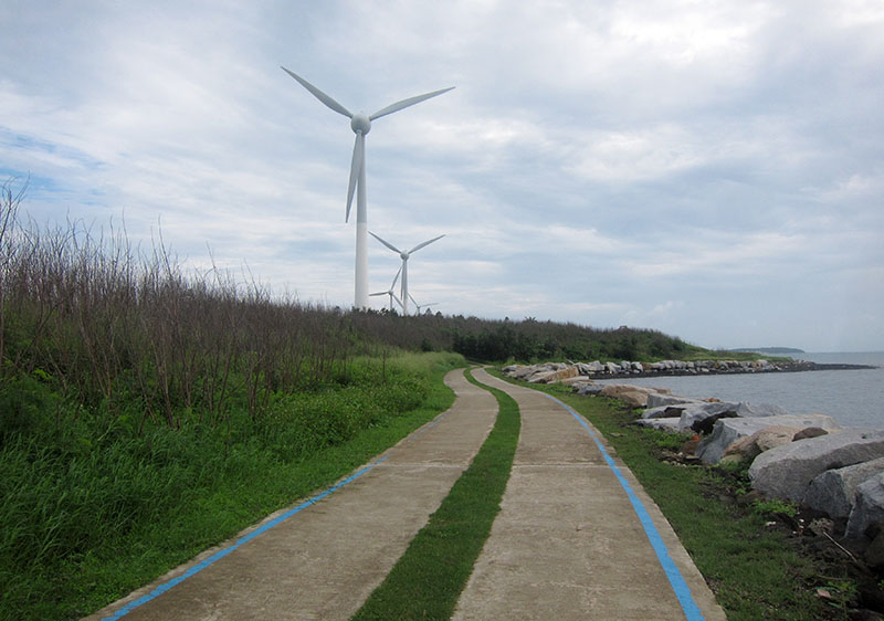 　中途經中屯風力園區。雖只有8座風力發電機，但據說已佔澎湖總發電量的12%.