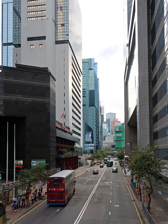 　『天鴿』經過2天後的香港，完全看不出強颱風經過的痕跡。<br /><br />　『天鴿』在門口掠過的香港都在5:20掛上8號風球，而被吹正的愛瞞，七點還在考慮九點掛8號風球…