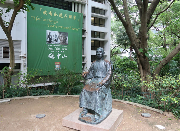 　原來孫中山先生是港大校友。<br /><br />　港大醫學學院的前身是創立於1887年的香港華人西醫書院，於1907年更名為香港西醫書院，是遠東其中一所歷史最悠久的西醫教育機構，亦是港大的創校學院之一。中華民國國父孫中山曾習醫於此，為書院第一屆畢業生，並以優異成績畢業。1910年香港大學成立，香港西醫書院併入香港大學成為其醫學院。<br /><br />　很欣賞這座平民化孫中山雕像，並非一般高高在上，而是坐在那裡，很多學子或遊人可以親切地和孫中山雕像合照，看那兩邊手臂都被磨到發光，可見其受歡迎程度。