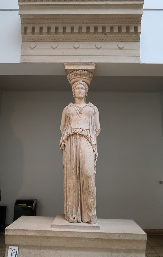 　古跡如能回原處當然最好，但其實回原國也只是會入室內博物館，如這座女神本來是在伊瑞克提翁神殿頂天花板當柱子，另外三座女神在希臘也搬入室內博物館了，現在在希臘伊瑞克提翁神殿見到的只是複制品，原因據說空氣污染嚴重，防止女神柱子加速變壞。<br /><br />　所以英國拒絕的理由是：古文明就是要給大家看的，比起你們希臘每年幾十萬人參訪，我們大英博物館每年可是有幾百萬人，所以放你那還不如放我這，我們這裡還免費開放全世界的人參觀…