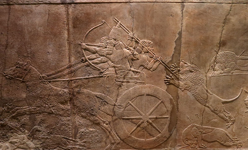 　宣揚當時國王的英勇獵獅子浮雕，有幾十米長的，從尼尼微城(今伊拉克摩蘇爾附近)搬來的。<br /><br />　如非當年搬過來，不知經過這十幾年的炮火不斷，又給IS佔領的摩蘇爾，不知這些浮雕還能否留傳於世。