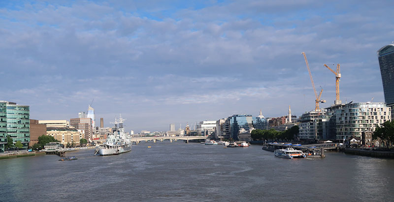 　倫敦塔橋上的泰晤士河風光。前為倫敦橋，大船過了倫敦塔橋就無法繼續向前進了。