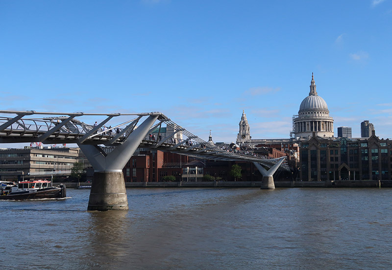 　離倫敦橋不遠的是千禧橋（London Millennium Footbridge），是倫敦唯一座行人專用橋樑，也是泰晤士河一個多世紀以來的第一個新的過河通道。