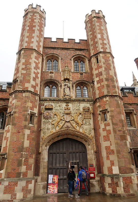 　聖約翰學院正門口，正中央的雕像是創建者瑪格麗特夫人(Lady Margaret Beaufort)，知名的都鐸王朝亨利七世國王的母親。<br /><br />　又是王室資助下建立的學院。後來英國的科技突破並稱霸全球，看來和英國重視學術是分不開的。