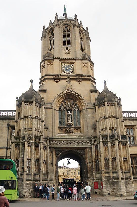　基督學院（Christ Church）。基督學院是英國牛津大學最大的學院之一。遊客絡繹不絕，除了本身已名氣大外，也該是多得「Harry Potter」唔少。<br /><br />　基督學院門口已氣派不凡，與姊妹學院劍橋大學三一學院一樣，它傳統上被認為是所在大學最貴族化的學院。