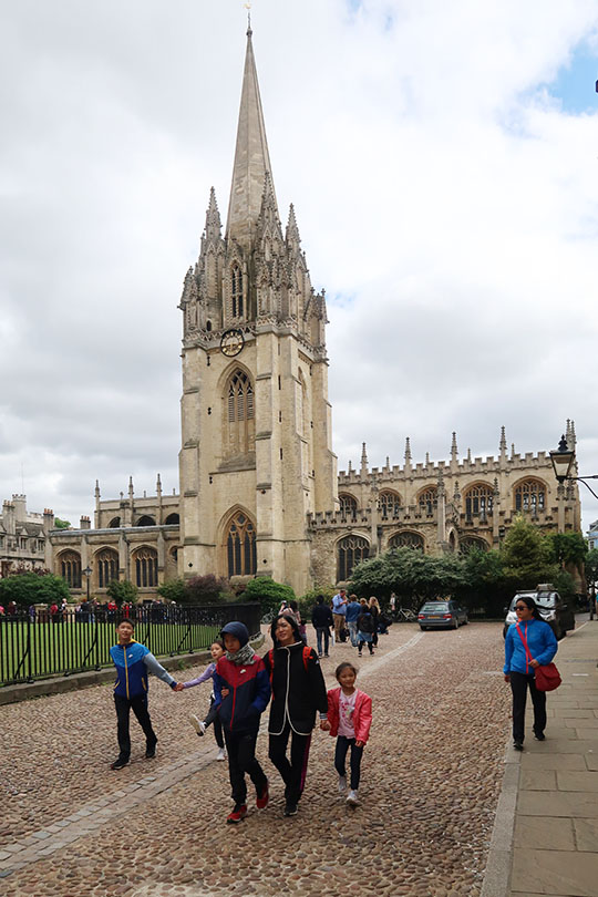 　參觀完基督學院出來，遠遠就能看到這教堂---聖母瑪利亞大學教堂（University Church of St Mary the Virgin），該堂的尖頂被一些教會歷史學家稱為英格蘭最美麗的尖頂之一。其13世紀的鐘樓向公眾收費開放，登塔可欣賞牛津中心區景色。