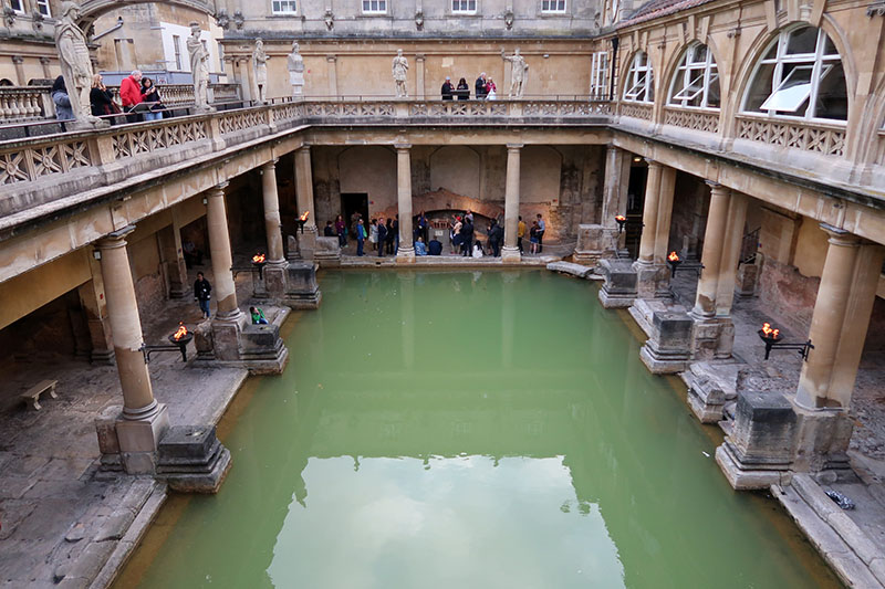 　大浴池，羅馬時代的浴場遺跡。<br /><br />　在公元一世紀的時候，羅馬人來到巴斯，發現這裡湧出的熱泉具有療效，於是開始建造神殿以及溫泉療養所，巴斯便成了當時貴族的社交場合，從此巴斯（Bath）和洗澡（bath）劃上密不可分的等號。身為英國唯一的溫泉鄉，目前巴斯每天還是會湧出46多度的熱泉水約200萬公升。