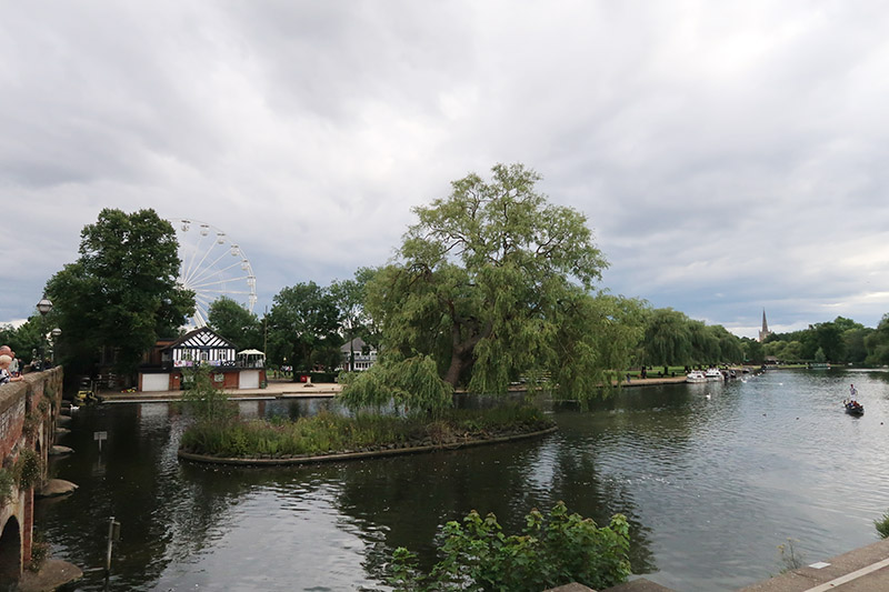 　到剛才過橋時地方看看，原來這也是雅芳河(River Avon)，其實這裡的地名已清楚說明了---埃文河畔斯特拉特福(Stratford-upon-Avon).