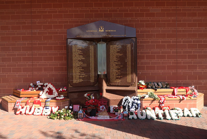 　位於主看台下方的Hillsborough球場慘劇悼念碑。