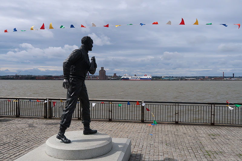 　這雕塑(沃克上校)望向的方向就是默西河出海口，據說當年的鐵達尼號是在利物浦建造的，並從這裡駛出去的。<br /><br />　沃克上校是英國皇家海軍軍官、第二次世界大戰期間卓越的反潛作戰指揮官，在大西洋戰役中發揮了關鍵性的作用。由於積勞成疾，在二戰勝利前夕逝世。他的葬禮就在這裡舉行，隨後遺體被驅逐艦“赫斯佩魯斯”號運走進行海葬。英國人民將他與蒙哥馬利、蒙巴頓和納爾遜相提並論。