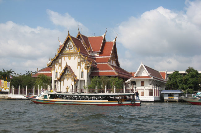 　類似金碧輝煌的泰式建築物有不少。