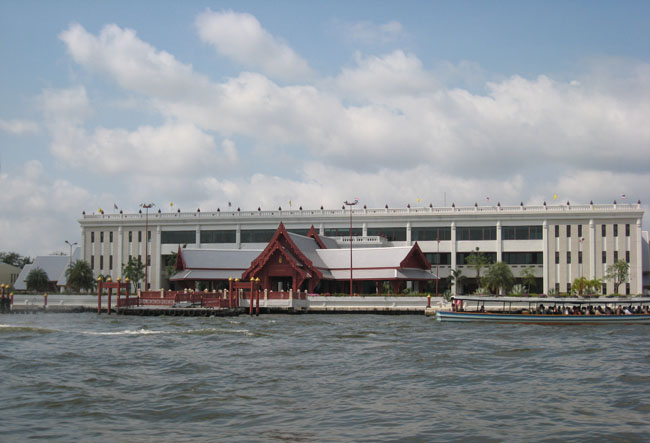 　據說是早幾年APEC在曼谷舉行時，為各國元首開會還是參觀建起的建築物。