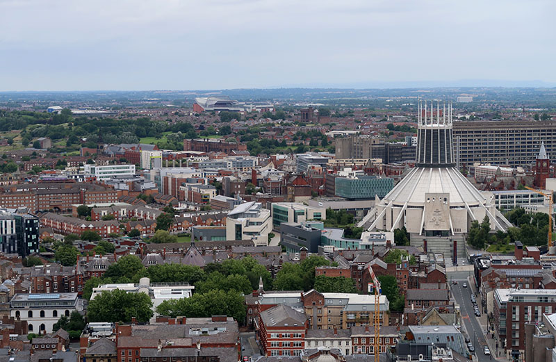 　右方相當特別的建築，原來是利物浦基督君王都主教座堂（Liverpool Metropolitan Cathedral），是利物浦的天主教主教座堂。<br /><br />　再後方可以看到利物浦及愛華頓的球場。