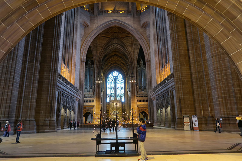 　這裡基本上是一個大空間(英國第一大，世界第五大教堂)，又沒有太多迴廊，因此內部空間又高又闊，感覺像一個有頂的廣場。