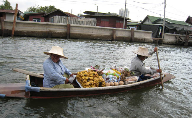 　去到某個河段，小商船快速游過來兜生意，遊船也故意停下來，給遊客一試泰國水上街市的特色。
