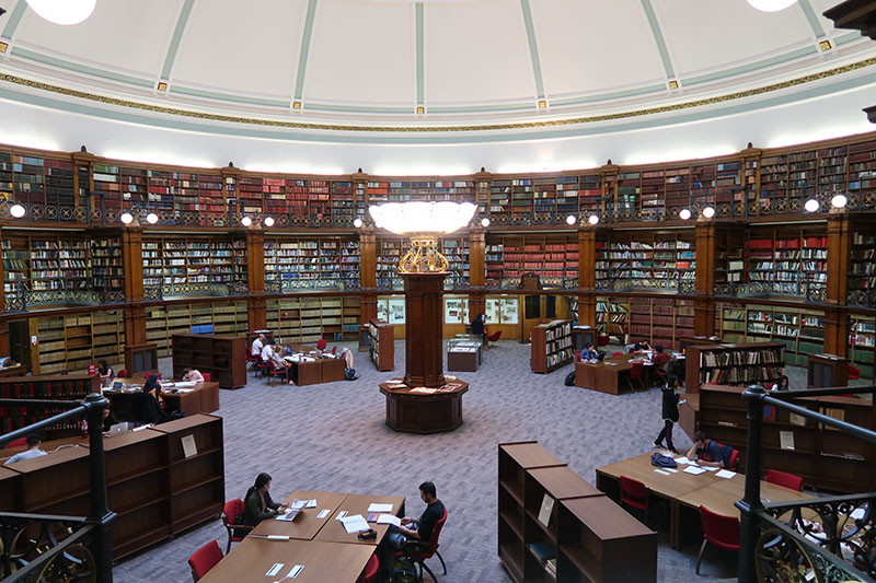 　重回二樓，大開眼界。<br /><br />　因為之前未看過類似的圖書館，這麼有特色的圖書館是英國行印象最深的建築空間。