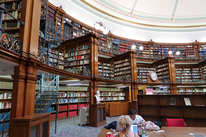 　圖書館有三層高，可以從左邊的小巧樓梯上去。