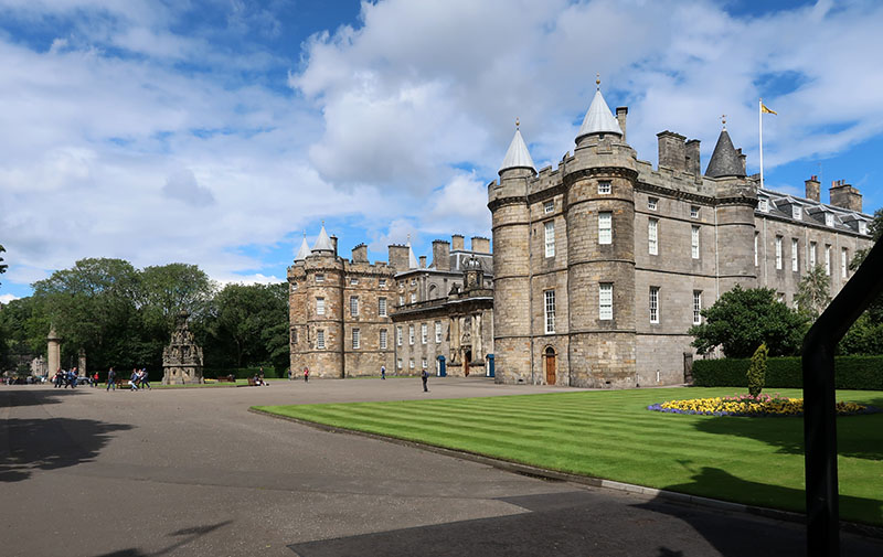 　荷里路德宮（Palace of Holyroodhouse），亦稱十字皇宮，是英國女王主要的居停之一，也是英女王夏季在蘇格蘭居住時的行宮。<br /><br />　蘇格蘭如果脫英，不知英女王還會不會再來呢？