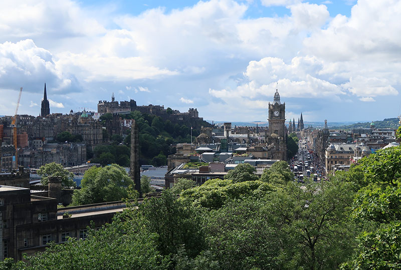　中間偏左該是著名愛丁堡城堡了（Edinburgh Castle）。<br /><br />　整個愛丁堡城區在1995年被聯合國教育科學暨文化組織列為世界遺產。