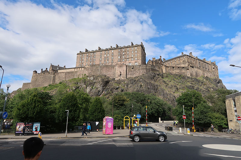　在旅館放下行李便向愛丁堡城堡出發。