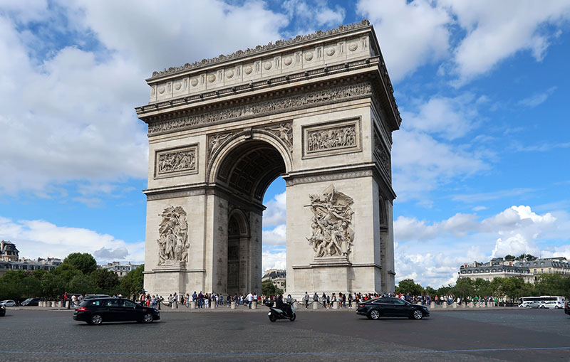 　巴黎第一站到凱旋門參觀。說起凱旋門很多人可能馬上想起巴黎的凱旋門，但凱旋門其實並非法國的首創，巴黎的凱旋門可說青出於藍而勝於藍，據說其靈感是來自羅馬的君士坦丁凱旋門。<br /><br />　而巴黎凱旋門的由來，這要追溯到拿破崙的時代。1805年12月2日，拿破崙在奧斯特利茨戰役中大敗奧俄聯軍，為了紀念一連串戰事勝利，於是拿破崙在翌年2月12日下令建造此凱旋門，以炫耀自己的軍功。同年八月，按照著名建築師夏爾格蘭的設計開始破土動工。但中間時停時建，斷斷續續經過了整整30年，才於1836年7月29日舉行了落成典禮。<br /><br />　諷刺的是，1836年時，拿破崙正處於滑鐵盧一役。沒想到西元1840年拿破崙軍隊第一次通過凱旋門，卻是戰敗的隊伍護送拿破崙的遺體鍛羽而歸。<br /><br />　凱旋門位於巴黎星形廣場中心的中心，是12條大道正中心，有人行隧道進入。<br /><br />　門票: €8，17歲以下免費。