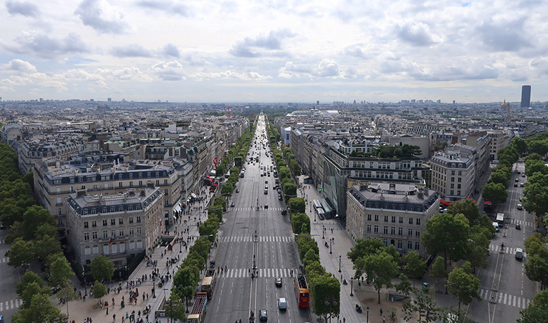 　小歷史博物館再往上走，就到了凱旋門的頂部平台，從這裡可以鳥瞰巴黎名勝。<br /><br />　東望，香榭麗舍大道。