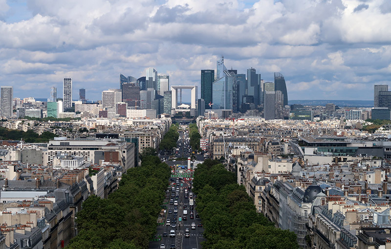 　大軍團大街盡頭便是巴黎城外的拉德芳斯新凱旋門，這是巴黎西邊的歷史軸線。
