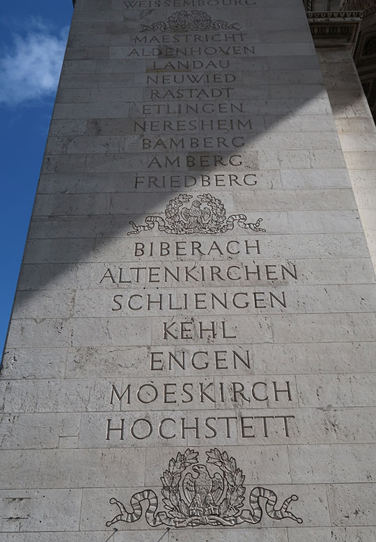 　拱門內牆面銘刻著拿破崙帝王的較重大凱旋戰役地名。