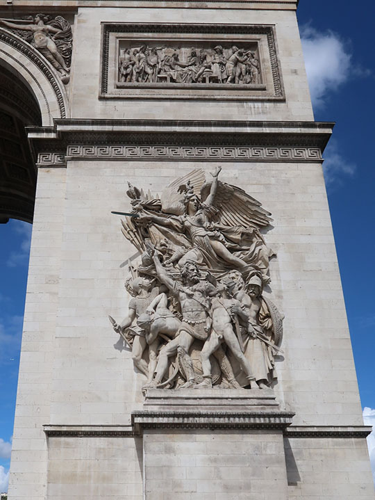 　拱門正面兩側均刻有精緻巨形浮雕，描繪拿破崙的輝煌戰績，最著名的是由法國著名雕刻家弗朗索瓦‧呂德（Francois Rude）所雕刻的《出征》雕像，被命名為《馬賽曲》，後來的法國國歌《馬賽曲》就是由此產生的。他塑造了6個志願兵和一個寓意的女神。女神凌空飛騰，右手持劍。在女神之下，老軍人與裸體小孩處於突出的位置，洋溢著法蘭西人民的愛國主義和爭取自由的思想。