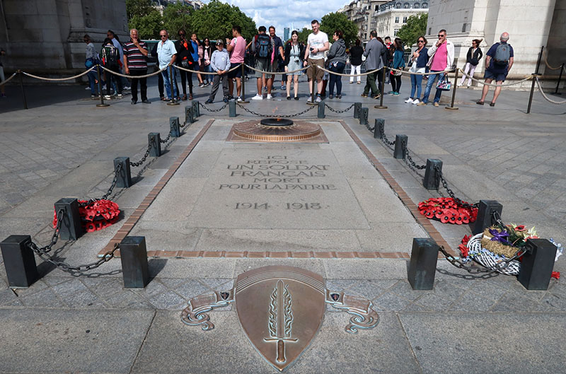 　在凱旋門的正下方，是1920年11月11日建造的無名戰士墓，據說，墓中睡著的是在第一次世界大戰中犧牲的一位無名戰士，他代表著在大戰中死難的150萬法國官兵。<br /><br />　墓上的長明火，由1923年至今沒有熄滅過。