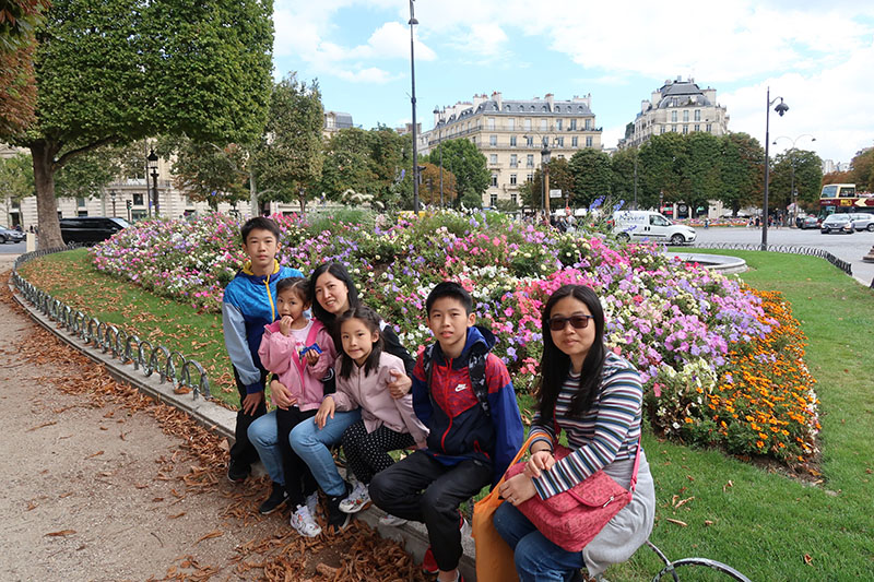 　巴黎是世界有名的花都，此「花都」並非指花花世界的花都，而是巴黎真的是由花草樹木繁茂圍繞的花城都市，到處都可以看到不同品類的花卉。人與人間的往來，都以贈花表意。