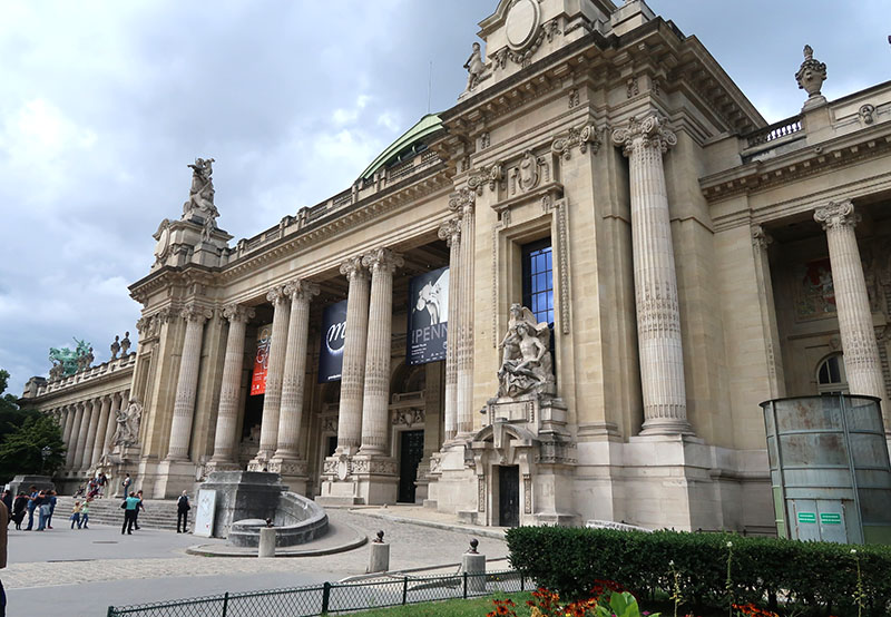 　大皇宮(Grand Palais)，當時是為了舉辦1900年世界博覽會所興建的，現為美術館。