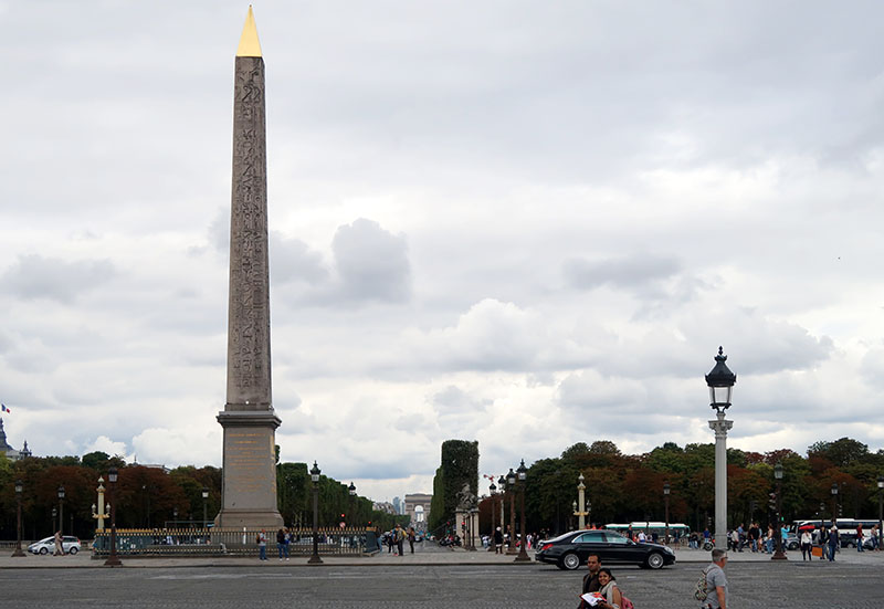 　香榭麗舍大道東邊盡頭是協和廣場（Place de la Concorde），離凱旋門約兩公里。