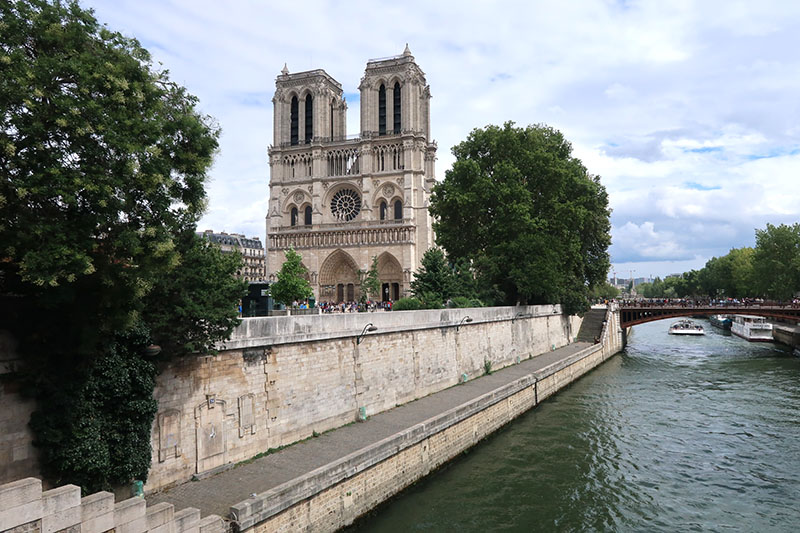 　巴黎聖母院位於塞納河上的西堤島上，是巴黎的中心，甚至是法國的中心，在聖母院廣場中有個原點（Point Zéro）紀念物，是法國丈量全國各地里程時所使用的起測點。