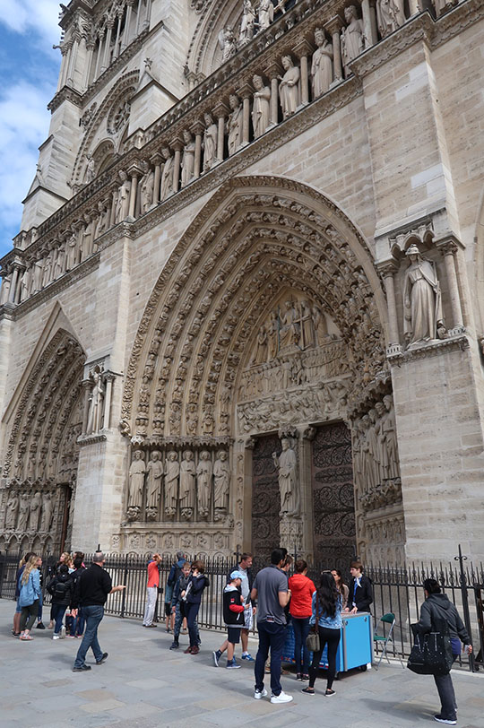 　以前對巴黎聖母院印象最深的是正面入口的3個桃形門洞，其實是描述聖經中的故事，中央的拱門描述的是耶穌在天庭的“最後審判”；右邊拱門描述的是聖安娜的故事，以及大主教許裡為路易七世（Louis Ⅶ，於12世紀下令興建聖母院）受洗的情形；左邊是聖母門，描繪聖母受難復活、被聖者和天使圍繞的情形。<br /><br />　拱門上方為眾王廊，陳列舊約時期28位君王的雕像。這些雕像都是重建過的，原來的雕像在1793年法國大革命時被誤認為是法國君王，於是被破壞拆除，到了1977年才被找到，現藏于克呂尼博物館（Musee de Cluny）。